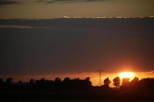 pôr do sol dentro a Holanda, nuvens, cores foto