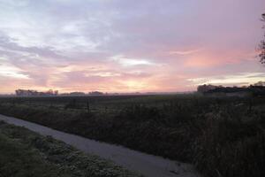 nublado nascer do sol dentro a Países Baixos foto