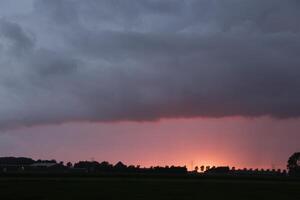 pôr do sol dentro a Países Baixos foto