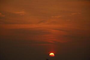 pôr do sol dentro a Holanda, nuvens, cores foto