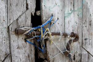 fechadas porta com cordas foto