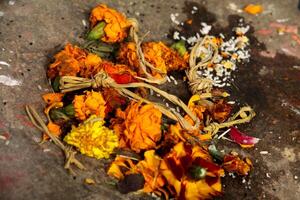 oferta às uma religioso Lugar, colocar às a ganga rio, Varanasi, Índia, hindi Deuses foto