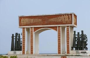 escravidão monumento dentro ouidah, lembrança para todos pessoas ocupado longe Como escravos para a Américas foto