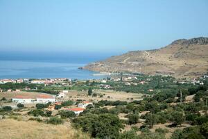 grego panorama com a Mediterrâneo mar às a fundo, lésbicas, Grécia foto