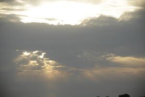 pôr do sol dentro a Holanda, nuvens, cores foto