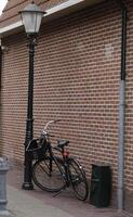 bicicleta estacionado contra uma parede, Países Baixos foto