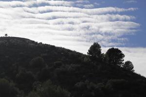 lindo céu acima a montanhas foto