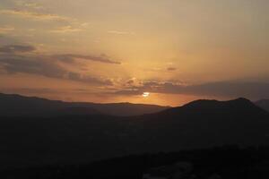 pôr do sol atrás a montanhas, Espanha foto