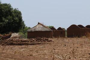 lama casas dentro a norte do benin foto