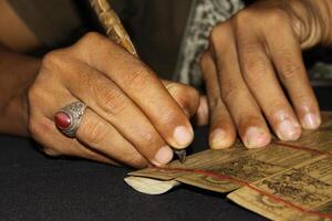 fazer uma balinesa calendário com bambu e carvão, Tenganan uma tradicional balinesa Vila, balinesa aga a original habitantes do a ilha, foto