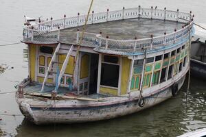 barco para passeios turísticos em a ganga rio, Varanasi, Índia foto