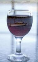 Navegando barco dentro vinho vidro foto