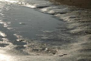 incrível, Nunca visto isto antes, gelo em a sal água e areia, praia, norte mar, inverno dentro a Países Baixos foto