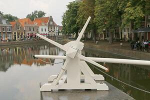 spaarndam, uma agradável Vila localizado em a spaarne rio e uma lago. a fechaduras estão característica do isto lugar., a Países Baixos foto