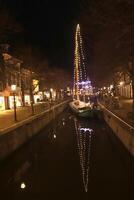 harlingen uma cidade de a mar, uma pescaria Vila durante Natal Tempo foto