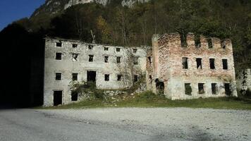 ruína abandonado em a dolomites foto