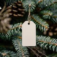 uma fechar-se imagem do uma em branco presente tag suspensão a partir de uma pinho árvore ramo. foto