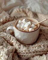 copo do quente chocolate com marshmallows em uma bege tricotado suéter. foto