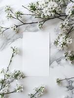 em branco papel para cartas com branco cereja Flor flores em mármore fundo. foto