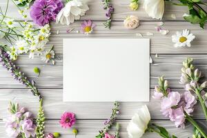 em branco branco papel em uma de madeira fundo com flores todos por aí isto. foto