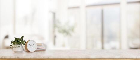 uma luxo branco mármore de mesa com uma cópia de espaço com uma borrado fundo do uma brilhante vivo sala. foto