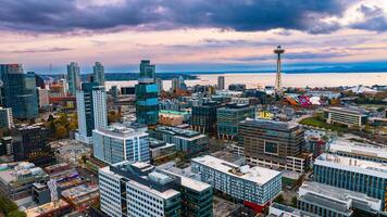 Seattle cidade aéreo Visão com moderno edifícios. Washington Estado paisagem urbana. foto