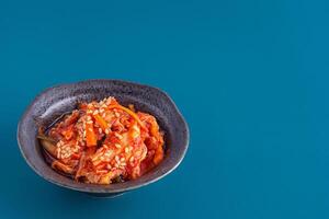 tradicional coreano pratos dentro uma tigela em azul fundo. espaço para texto. conceito do coreano alimentos foto