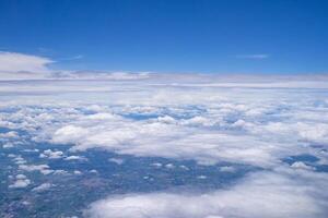aéreo Visão do nuvens e céu visto através a avião janela foto