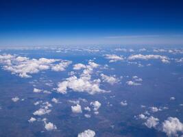 aéreo Visão do terras e nuvens visto através a avião janela foto