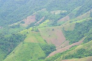 cênico Visão do montanhas. natureza fotografia. cheio quadro, Armação com espaço para texto foto