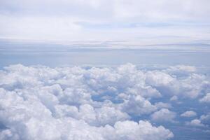 aéreo Visão do nuvens e céu visto através a avião janela foto