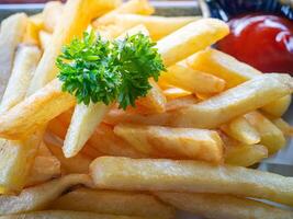 fechar-se do francês fritas e batatas molho em uma prato em a velho de madeira mesa. lanche alimentos colorida e seletivo foco foto