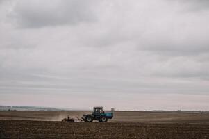 agricultor dentro trator preparando terra com canteiro cultivador dentro fazendas. foto