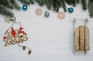 Natal abeto árvore com decoração e brilhos em de madeira fundo. Natal fundo em a branco de madeira escrivaninha. foto