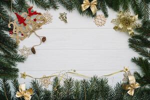 Natal abeto árvore com decoração e brilhos em de madeira fundo. Natal fundo em a branco de madeira escrivaninha foto