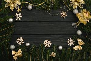 Natal ou Novo ano Sombrio de madeira fundo, natal Preto borda emoldurado com estação decorações, espaço para uma texto, Visão a partir de acima foto