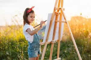 pequeno menina é pintura cenário ao ar livre foto
