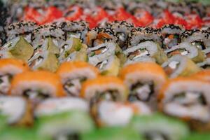 decorado refeições banquete mesa com diferente Sushi rolos e nigiri Sushi prato sortimento em uma Festa. foto