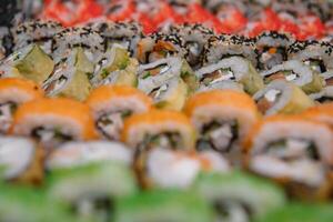 decorado refeições banquete mesa com diferente Sushi rolos e nigiri Sushi prato sortimento em uma Festa. foto