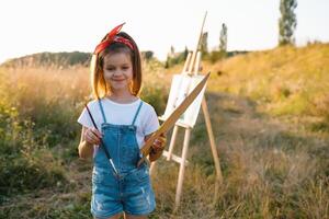 Educação, escola, arte e pintura conceito - pequeno aluna menina pintura cenário foto