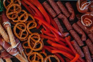 misturar do lanches salgadinhos , biscoitos , salgadinhos , nozes e nachos. lager Cerveja e lanches em pedra mesa. nozes, salgadinhos, pretzel. topo Visão com cópia de espaço. foto