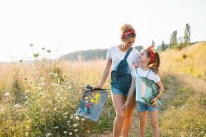 mãe ensina filha pintura dentro parque. ensolarado natureza, mãe e filha pintura uma cenário dentro uma parque , pintura uma pequeno criança, criança criatividade. mãe dia. foto