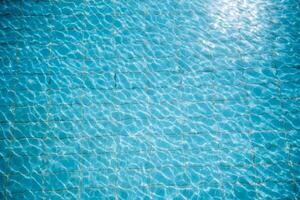 água ondulações em azul lado a lado natação piscina fundo. Visão a partir de acima. foto