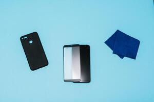 inteligente telefone com temperado vidro escudo, filme tela cobrir .protetor conceitos Ideias. azul fundo foto