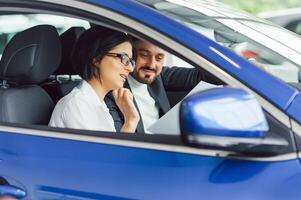 jovem o negócio pessoas trabalhando juntos enquanto viajando de uma carro. foto