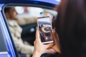 a vendedor e a comprador dentro a auto mostrar foto