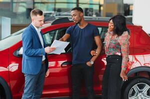 jovem africano casal comprando Novo carro às concessionária foto