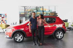 jovem africano casal comprando Novo carro às concessionária foto
