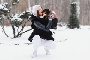 a menina anda em com uma cachorro dentro a inverno. foto