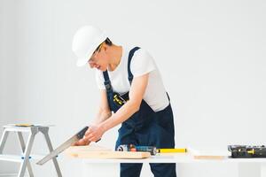 carpinteiro serrar branco borda durante apartamento renovando foto